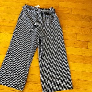 Ladies Loft gingham capris. New for summer weather.